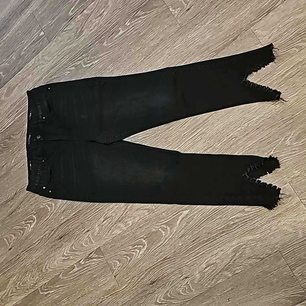 Womens like new black Vigoss skinny jeans. Unique style. Sz 31×27. High Rise!
